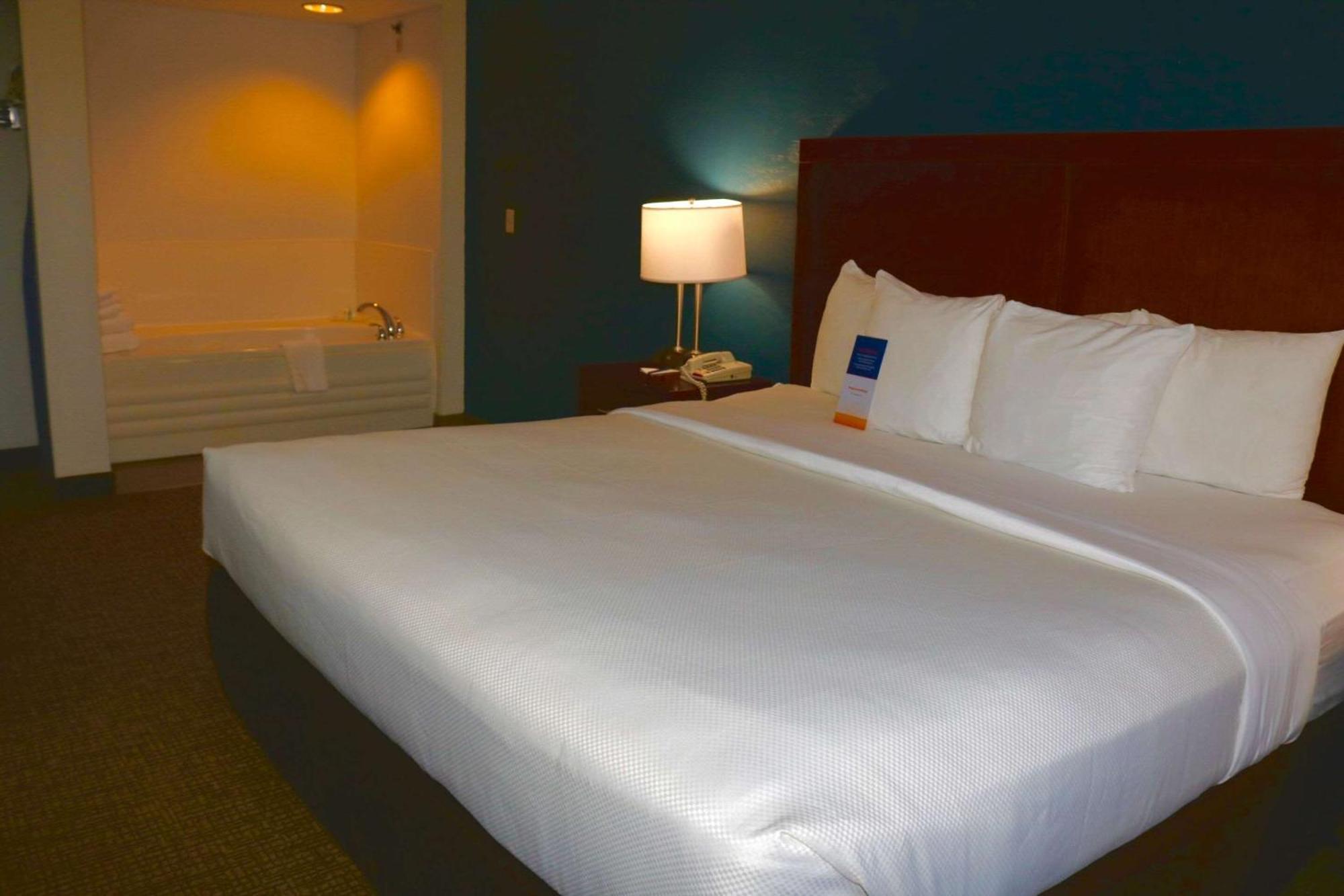 Comfort Suites Near Casinos Norwich Exteriör bild